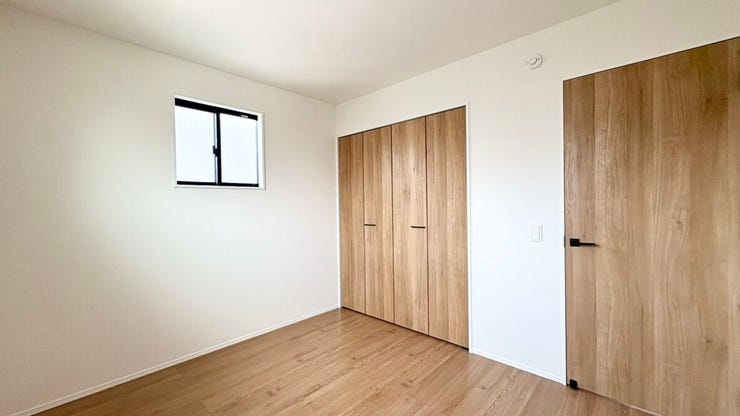 ベッドやデスクなどの家具を配置しやすい、すっきとした間取りの洋室です。窓からやわらかな光が差し込む心地よい空間で、自分好みの理想的なお部屋づくりを楽しめます。
