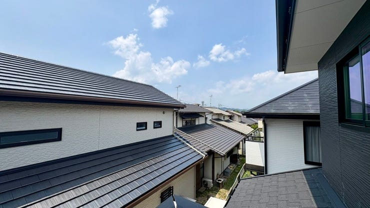 周辺の環境と調和しながら、爽やかな陽光と心地よい風をたっぷり取り込める開放的な外観です。明るい光に包まれた住まいは、毎日の暮らしをより心地よく快適にしてくれます。