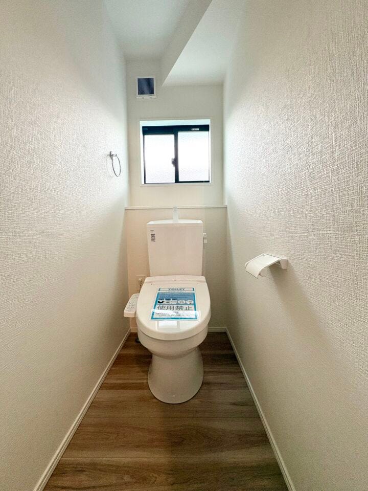 毎日気持ちよく使える、清潔感あふれるシンプルなトイレ空間です。お手入れがしやすく、いつでもすっきりと快適な状態を保ちやすい便利な設備が整っています