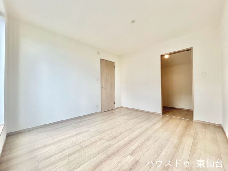 7帖の主寝室にはWICを備え、衣類や季節物をすっきり収納できる快適な空間です