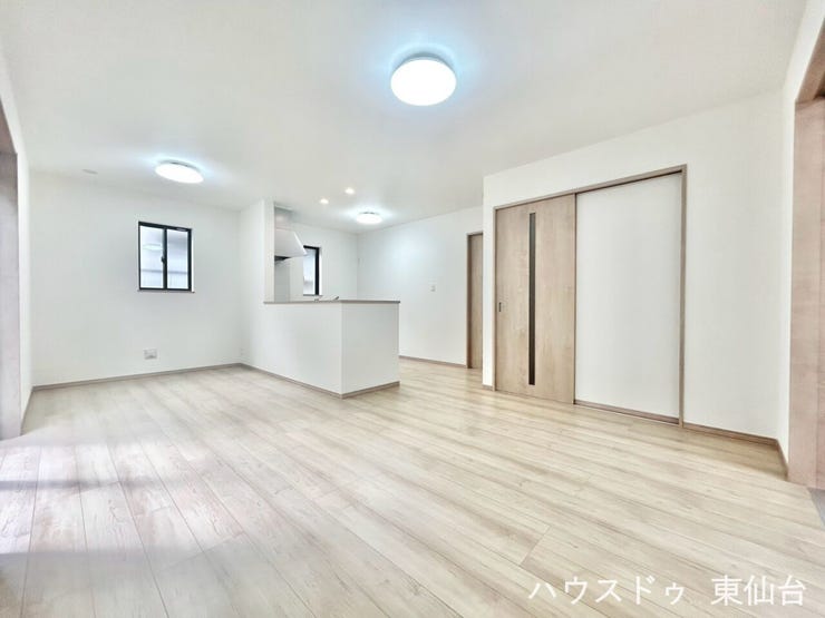 洋室との続き間で使えるため、家族構成やシーンに合わせて広々と使える柔軟なリビングです。