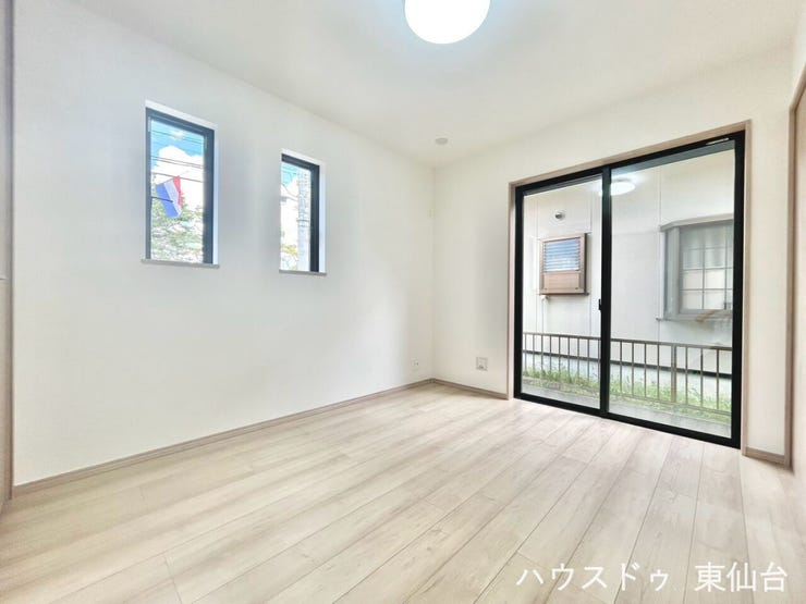 リビング脇のこちらの洋室は、お昼寝、遊び場、来客スペースと多用途に使える一室