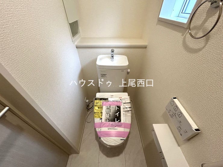 1階トイレ
トイレ内の棚が付いているので、トイレットペーパーの在庫や趣味の小物などを置くことができお好み合わせてご使用いただける空間となっております。