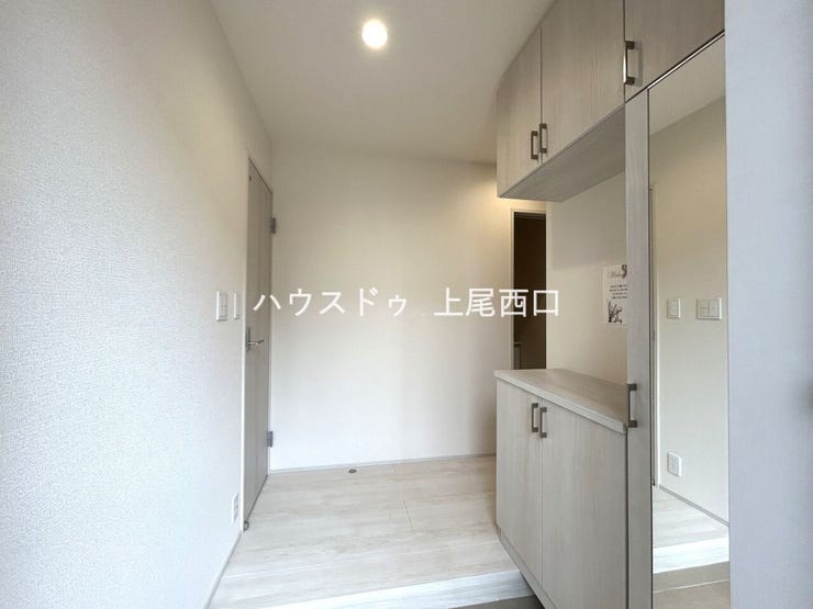 白基調のすっきりした玄関