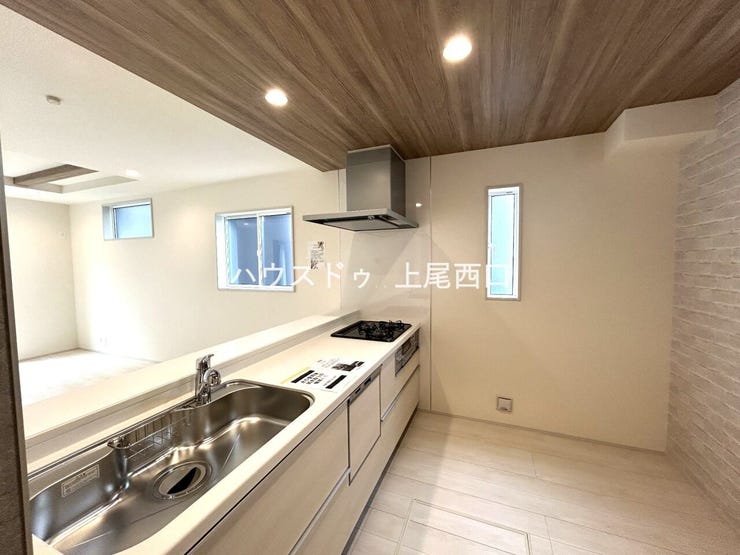 ポップアップ天井採用で空間を仕切りメリハリを演出