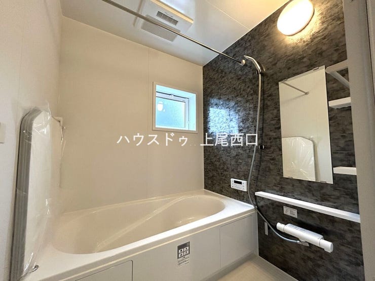 浴室乾燥機付きの浴室
小窓もついているので、自然換気もできて気持ちよくご使用できます。