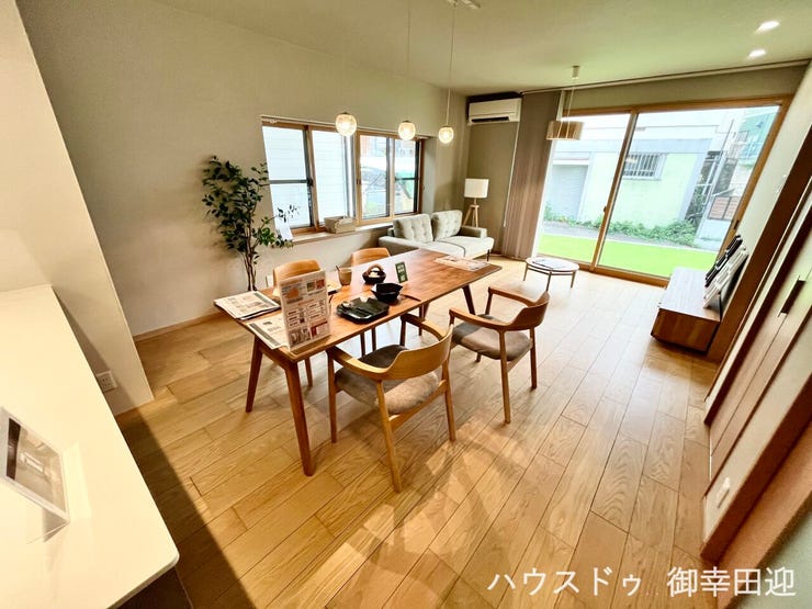 ■安らぎと笑顔の中心地■陽光が優しく降り注ぎ、会話が自然と弾む。ここでは、毎日が特別な時間へと変わります。