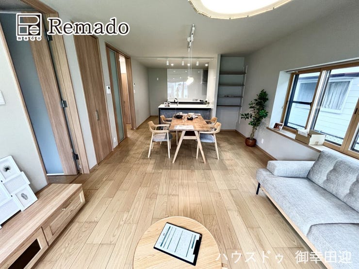 【リビング】
■家族の笑顔が集う中心地■お気に入りの家具を迎え、窓からは心地の良い光が差し込みます。