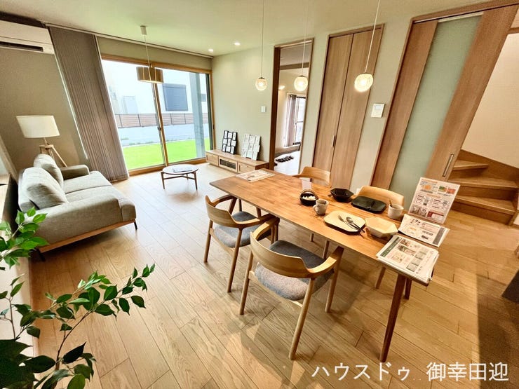 ■安らぎと笑顔の中心地■陽光が優しく降り注ぎ、会話が自然と弾む。ここでは、毎日が特別な時間へと変わります。