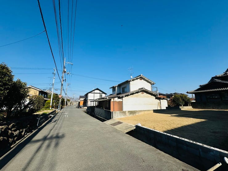 周辺は開けた低層の街並み、落ち着きと開放感を享受できる住宅地です。