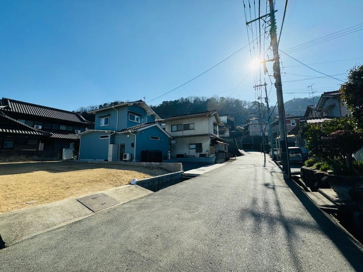周辺は開けた低層の街並み、落ち着きと開放感を享受できる住宅地です。