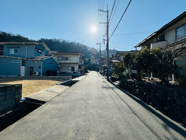 車の出し入れもスムーズで、すれ違いにも余裕があり、日々のストレスを感じさせない快適なアクセス環境が魅力です。視界が広がることで採光や通風にも優れ、明るく心地よい住まいづくりをサポート。