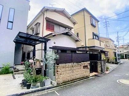 【外観】
外観
落ち着いた住宅街に馴染む趣ある外観。前面にはカーポート付きの駐車スペースを設けており、雨の日でも大切なお車をしっかりと守ります。