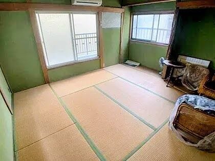 和室
2階にある本格的な床の間を備えた8帖の和室。2面に窓が配置されているため風通しが良く、バルコニーへ直接出入りできる開放的な一室です。