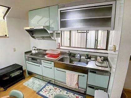 キッチン
爽やかなライトブルーの扉が目を引くシステムキッチン。上部に設置された天窓から明るい陽光が差し込み、毎日の家事を気持ちよくサポートします。