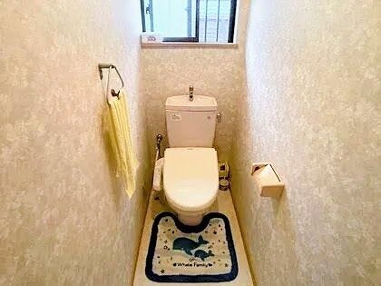 トイレ
清潔感のある温水洗浄便座付きのトイレ。上品なデザインの壁紙が施されており、小窓から自然光が入る明るく換気のしやすい空間です。