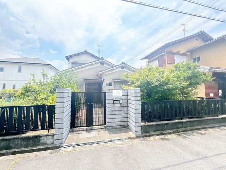 落ち着いた雰囲気の閑静な住宅街で環境の良い立地です。