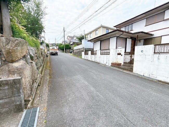 住宅地のため周辺は車の通行量も少なく、通勤・登園・通学・ショッピングなど日々の往来も快適です。