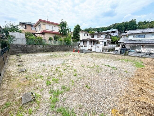 静かで落ち着いた閑静な住宅地です。
子育て世代の生活環境としても最適です◎