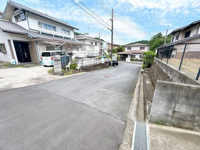 スーパーやコンビニなど生活利便施設が充実した立地です。