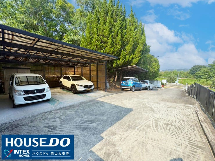 【雨の日も安心の屋根付き駐車場】
複数台駐車可能な広々カースペース!屋根付きで雨の日の乗り降りや荷物の積み下ろしも快適です。来客時や将来お車が増えても安心のゆとりある敷地が魅力ですね!