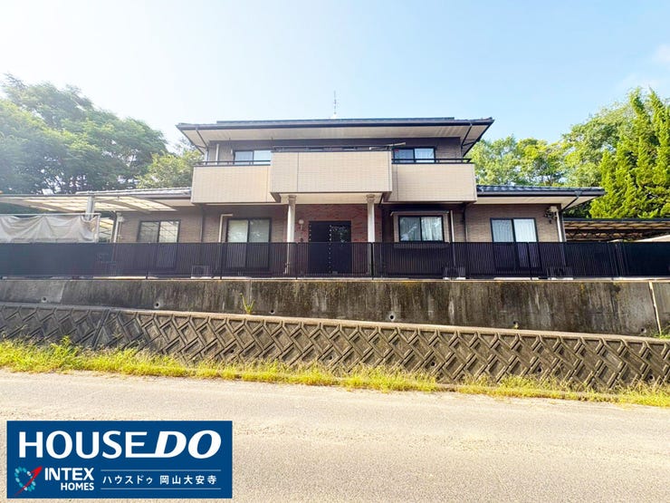 【緑に囲まれた堂々たる邸宅】
温かい光に包まれた心地よい住まい!周囲の目を気にせず家族でゆったり過ごせます。自然豊かな環境で、伸び伸び子育てを楽しめる開放感あふれる一戸建てです!