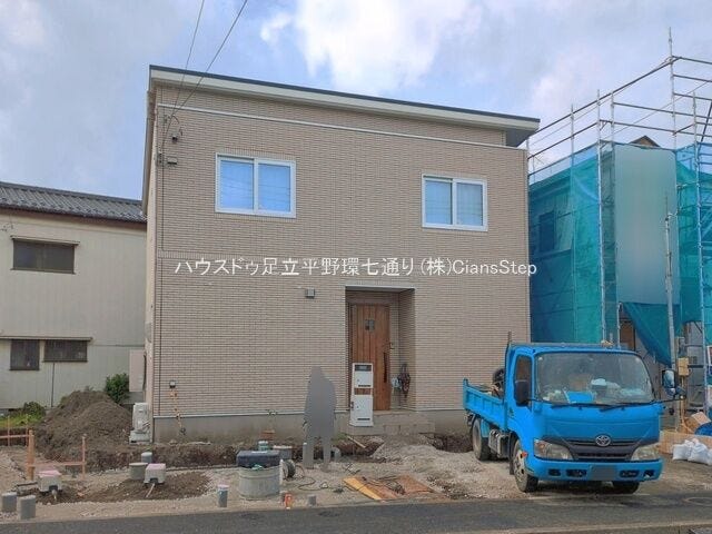 建築中だからこそ確認できる建物の配置と敷地形状。完成後の外観や暮らしを想像できる現地写真です。