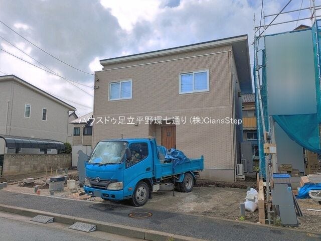 明るい色合いの外壁が街並みに映える住まい。整ったフォルムで、清潔感のある外観デザインです。