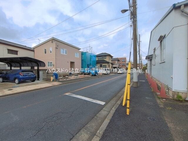 道路幅にゆとりがあり、車での移動もしやすい住環境。周辺の街並みや交通量を現地で確認できます。