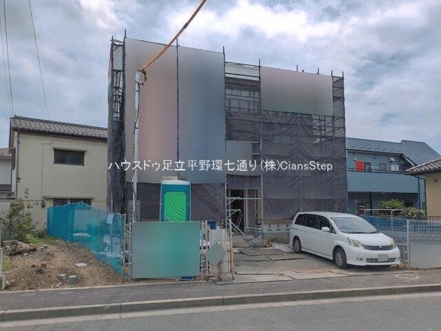 建築中の現地写真です。完成へ向けて工事が進んでおり、建物の配置や前面スペースをご確認いただけます。