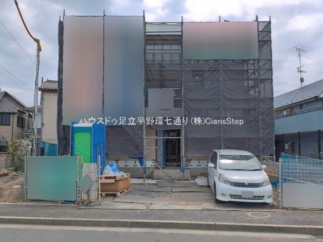 青空の下で進む建築工事の様子。完成後の暮らしを思い描きながら、現地の広さや周辺環境をご確認ください。