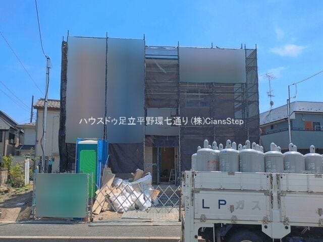 外構工事が進む現地の様子。建物前にはスペースが確保され、完成後のアプローチもイメージできます。