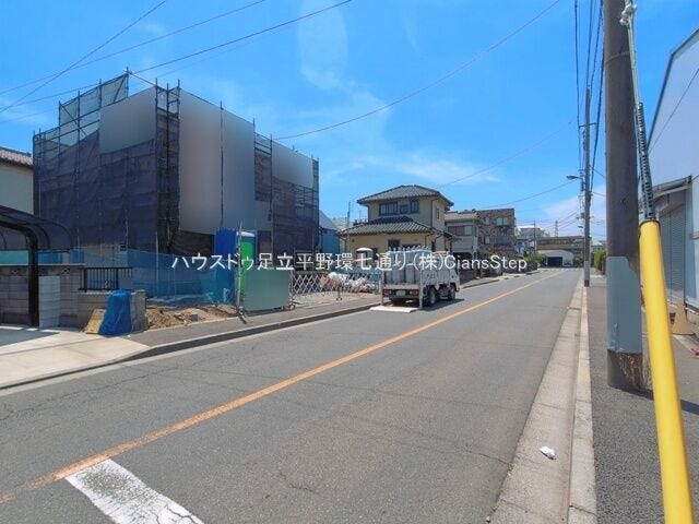 前面道路を含めた現地写真。道路幅や周辺の街並みを確認でき、車での出入りもイメージしやすい立地です。