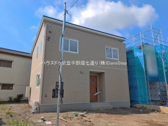 ベージュを基調とした、落ち着きと温かみを感じる外観。シンプルで飽きのこないデザインが魅力です。