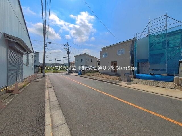前面道路は見通しが良く、周辺は戸建住宅が並ぶ穏やかな住環境。現地で街並みもご確認いただけます。