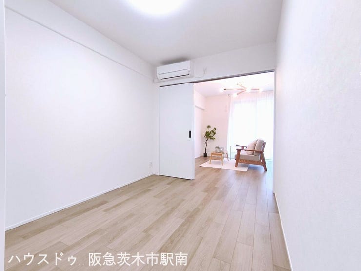 5.6帖のお部屋。
引き戸を開放するとLDKと続き部屋になります。