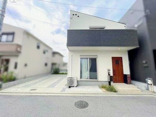 【外観】
外観
白をベースにしたスタイリッシュな外観。前面には並列で最大4台までゆったりと駐車できる、広大なカースペースを完備しています(車種による)。