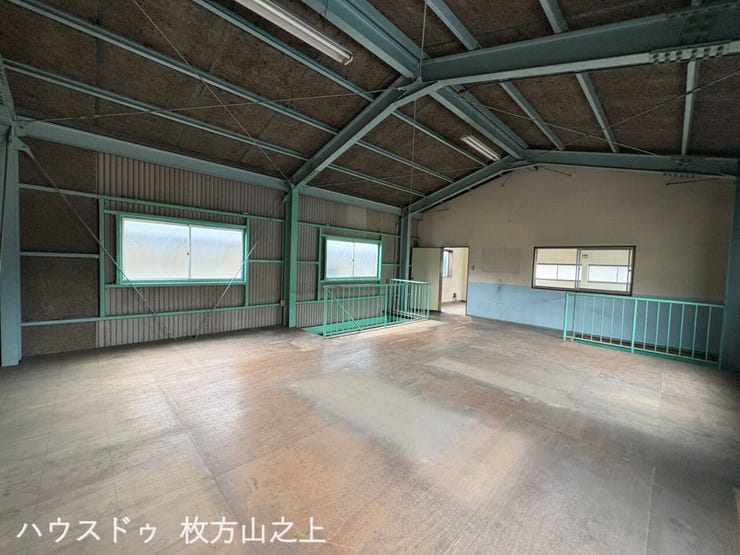 2階北側フロアには荷物昇降用開口部あり