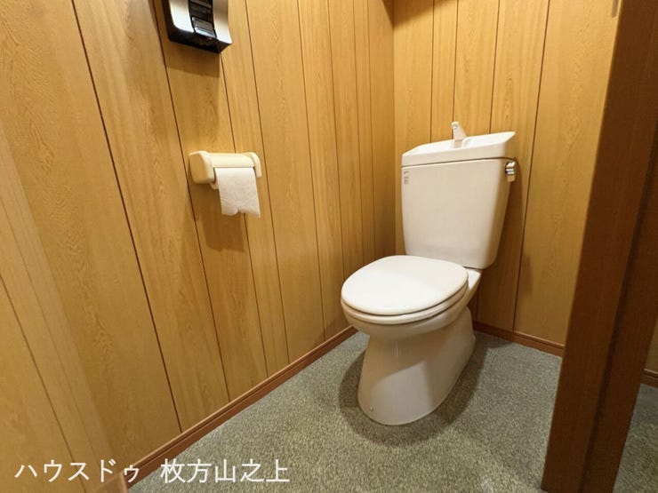 木目調の壁で清潔感のあるトイレ