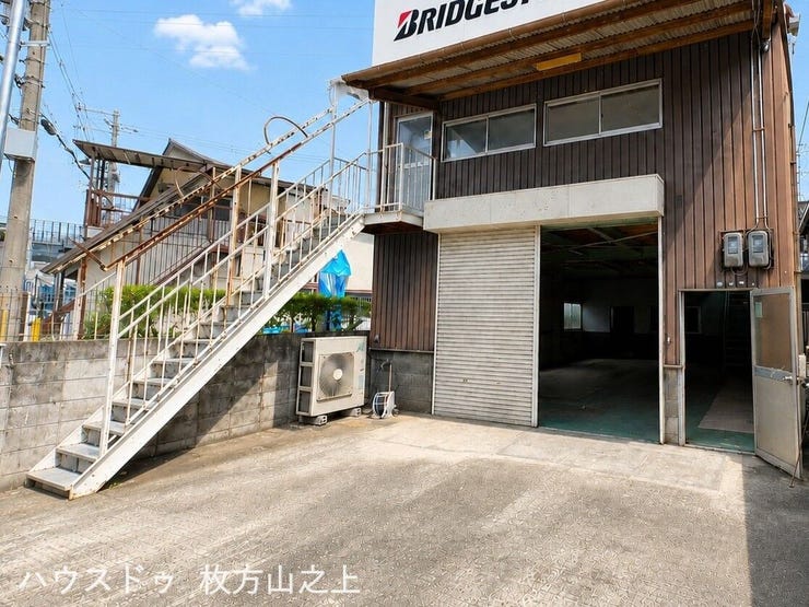 シャッター・入口扉の横には外階段があり、直接2階に上がれます
