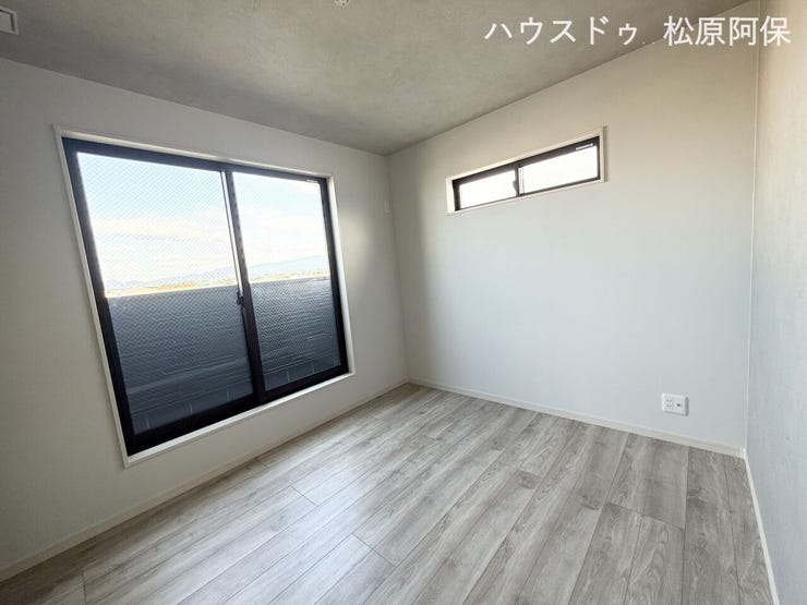 ●【2面採光で明るい洋室】大きめの窓から自然光が心地よく差し込む居室。バルコニーへも出入りしやすい快適な間取りです。