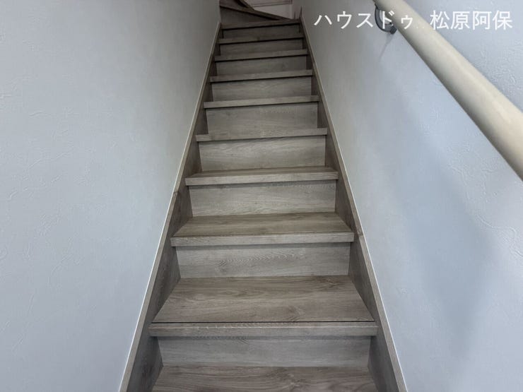 ●【安全に配慮した手すり付き階段】落ち着いた木目調デザインの階段。手すり完備で小さなお子様やご高齢の方も安心です。