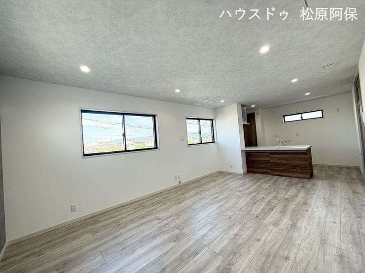 ●【コミュニケーションが弾むLDK】料理をしながらリビング全体が見渡せる対面キッチン配置。家族との会話も弾みます。