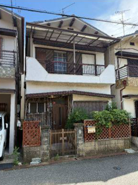 【外観】
外観
落ち着いた佇まいの2階建て木造住宅。2階部分には屋根付きのベランダスペースがあり、前面道路からの目線にも配慮された造りになっています。