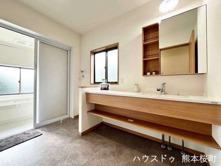 ■清々しいリフレッシュ空間■自分を磨き、気持ちを切り替える。心地よい光が差し込むプライベートスペース。