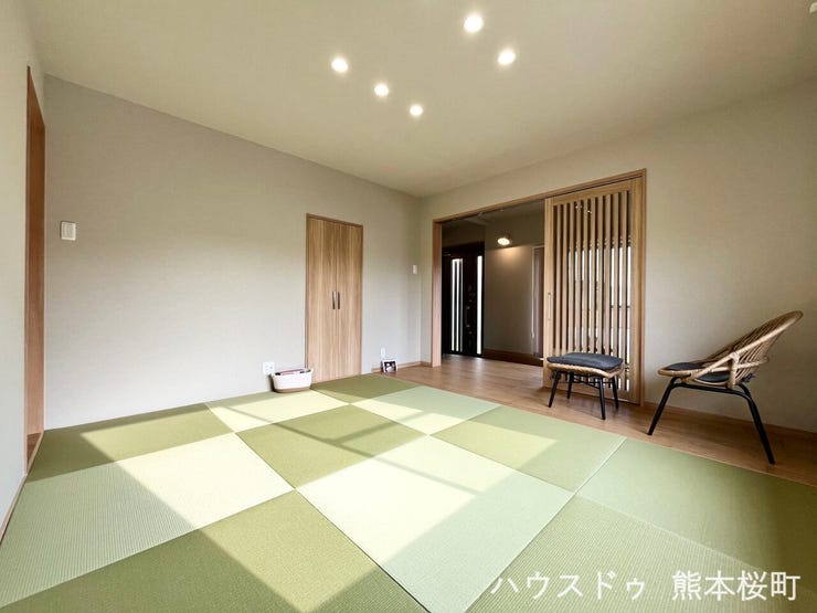 ■1階8.0帖和室■ゲストをもてなし、昼寝や家事にも使える、畳のぬくもりが心地よい多目的万能スペース。
