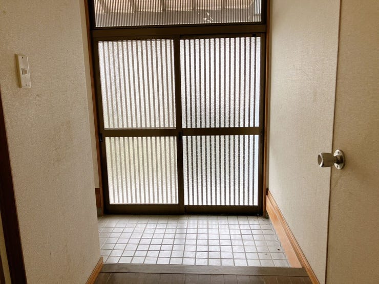 【玄関】
ガラス窓付きの玄関ドアは自然光が差し込み、玄関が明るく開放的に!
日中は照明いらずで省エネにも♪
おしゃれで洗練された印象を与え、外観のアクセントとしても映えるデザインです!