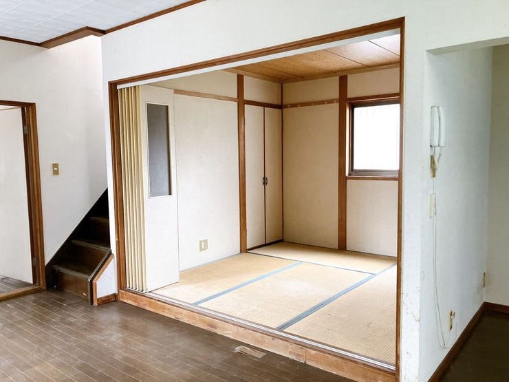 【和室 1階】
続き間になる1階の和室は客間・寝室・食事など様々な用途で使用することができ、畳は湿度調整にも優れています!
木の香りが心をほぐし、和室ならではの落ち着きが満ちた空間を生み出します♪
