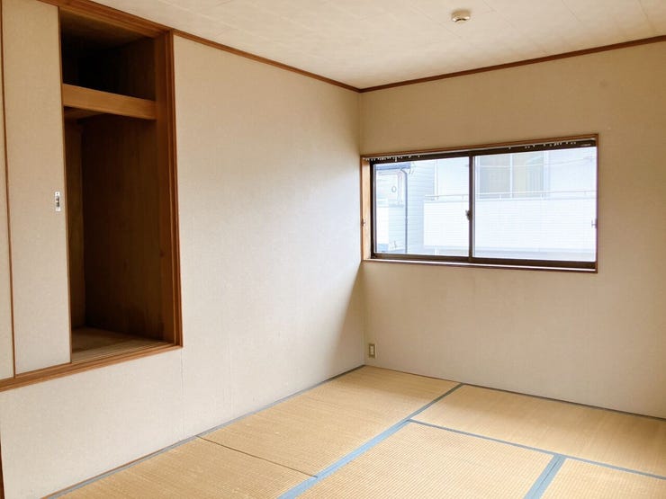 【和室】
畳の香りが心を落ち着かせ、くつろぎの空間を演出します!
来客時の客間やお子さまの遊び場としても使いやすく、布団を敷けば寝室にもなり、多目的に使える便利で快適なスペースです!