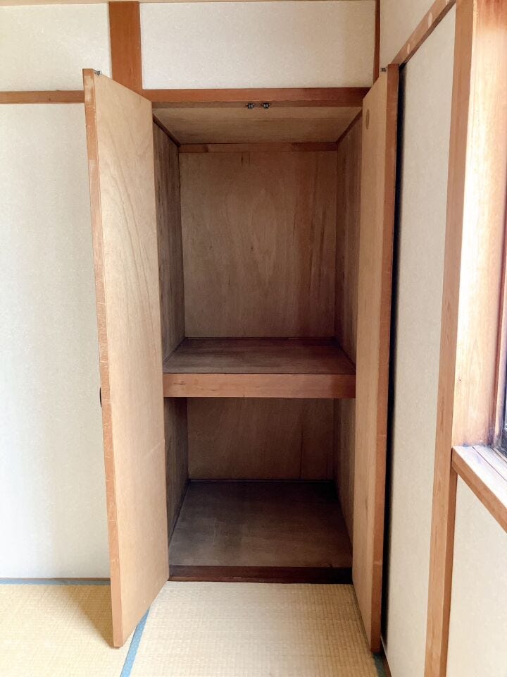 【押入】
奥行きと幅のある押し入れは、布団や季節物の衣類、大型の道具までしっかり収納できる頼もしいスペース♪
和室ならではの落ち着いた雰囲気と調和し、すっきり片付いた心地よい空間を保てます♪